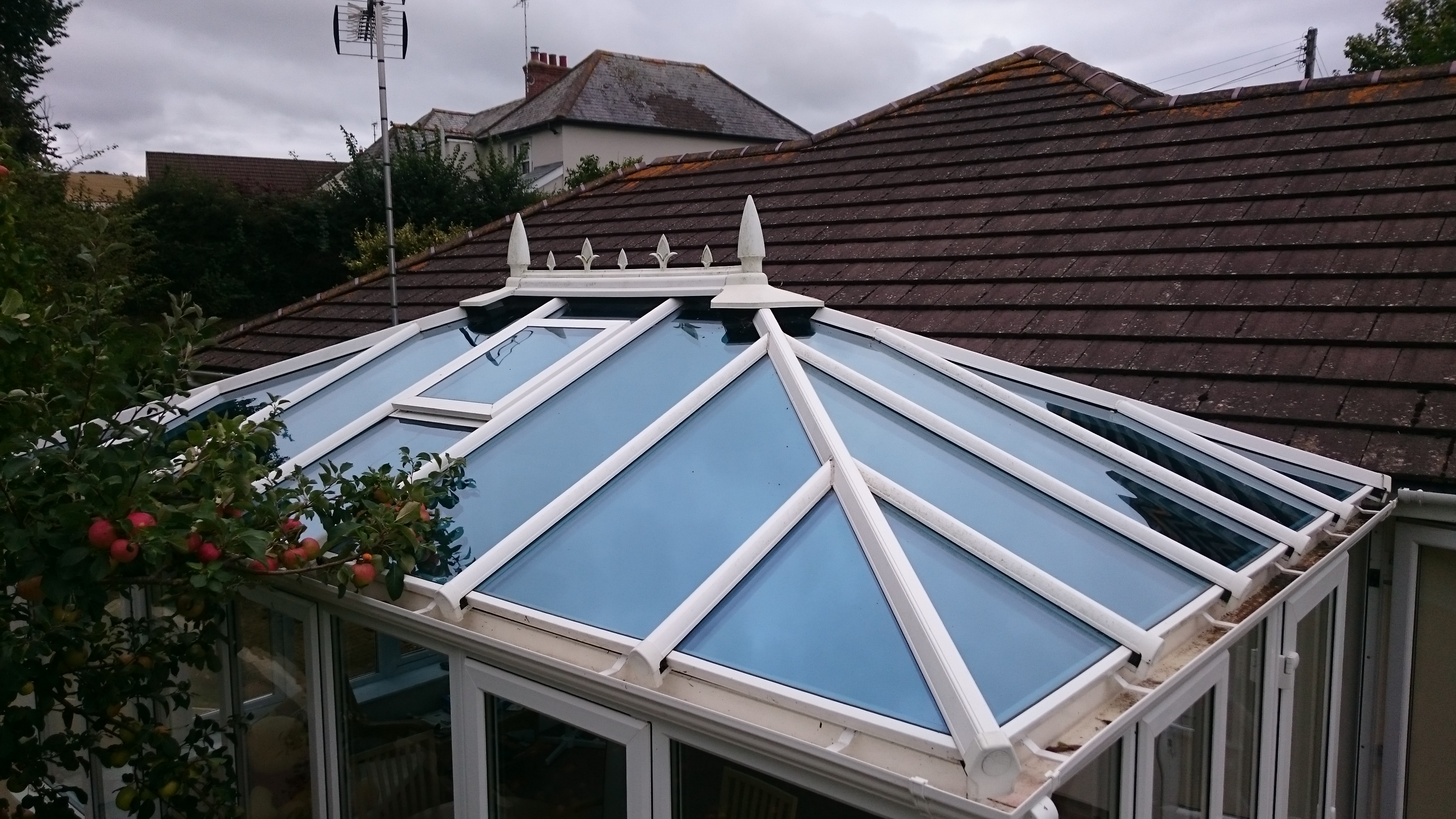 Amazing mirrored blue finished roof glass to reduce heat, glare, and UV fading issues in this conservatory. Fitted by Tinting Express Barnstaple Devon
